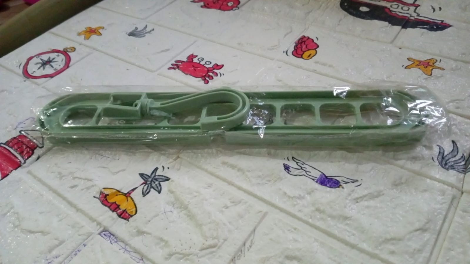 Hanger hooks with holes, perfect for wardrobe storage solutions. Hanger hooks with holes, perfect for wardrobe storage solutions.